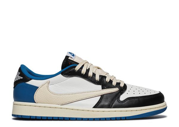 Fragment Design x Travis Scott x Jordan 1 Retro Low – маратонки с черно, бяло и кралско синьо, страничен изглед