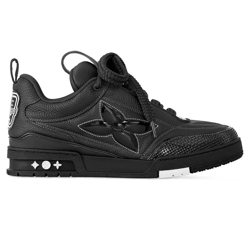 Мъжки маратонки в стил Louis Vuitton LV Skate Trainer от черна зърнеста кожа – страничен изглед