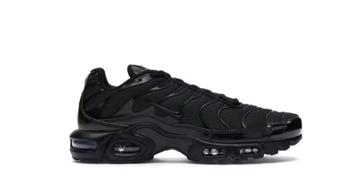nike air max plus triple black sole space